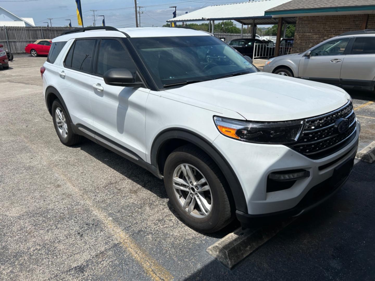 2020 White Ford Explorer XLT AWD (1FMSK8DHXLG) with an 2.3L L4 DOHC 16V engine, 10A transmission, located at 1687 Business 35 S, New Braunfels, TX, 78130, (830) 625-7159, 29.655487, -98.051491 - Photo#1